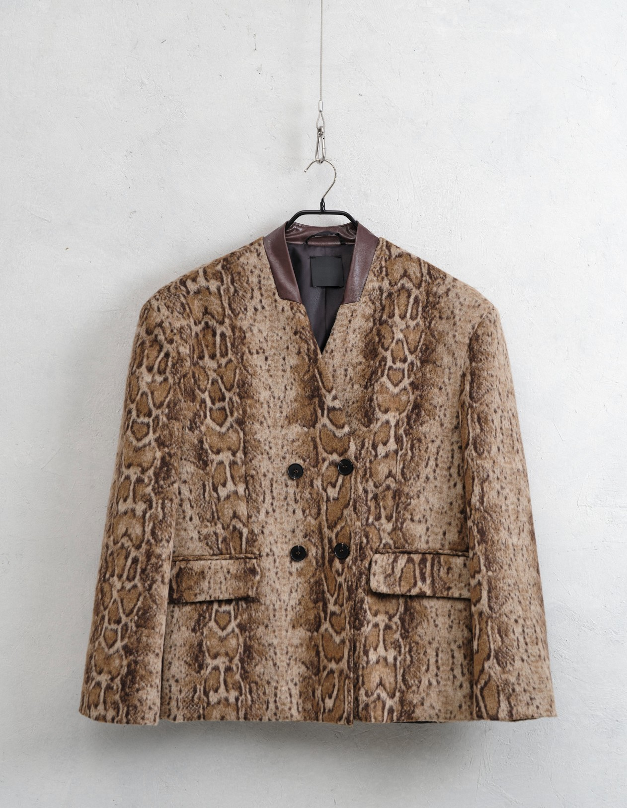 Blazer stampa pitonata con revers in ecopelle