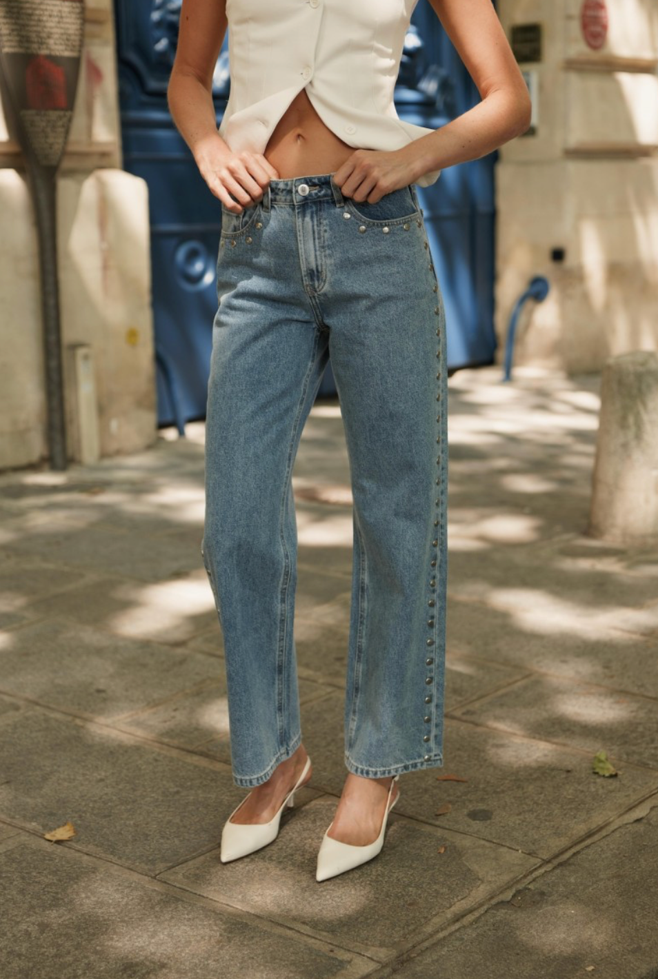 Jeans a vita media con borchie laterali