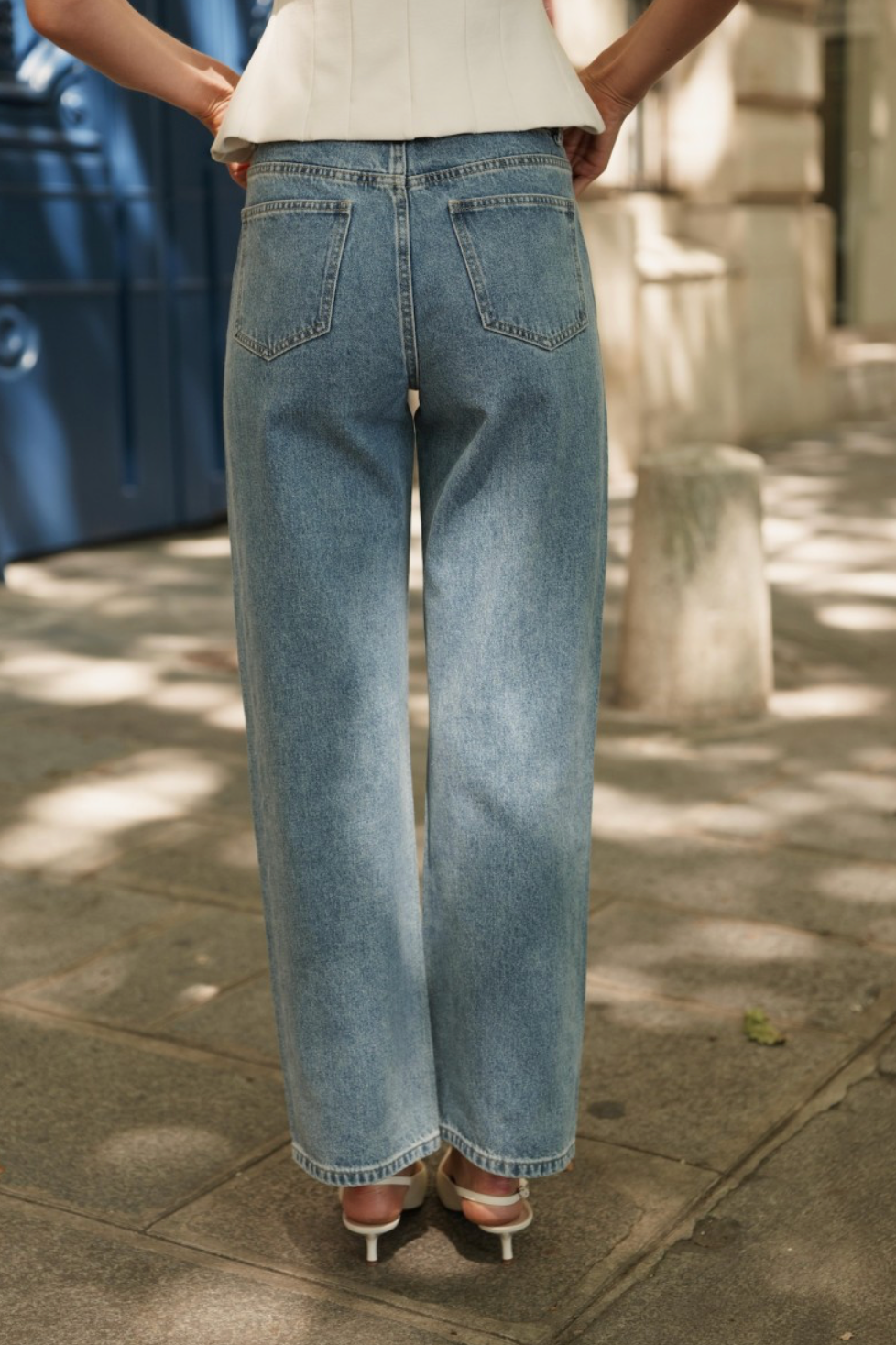 Jeans a vita media con borchie laterali