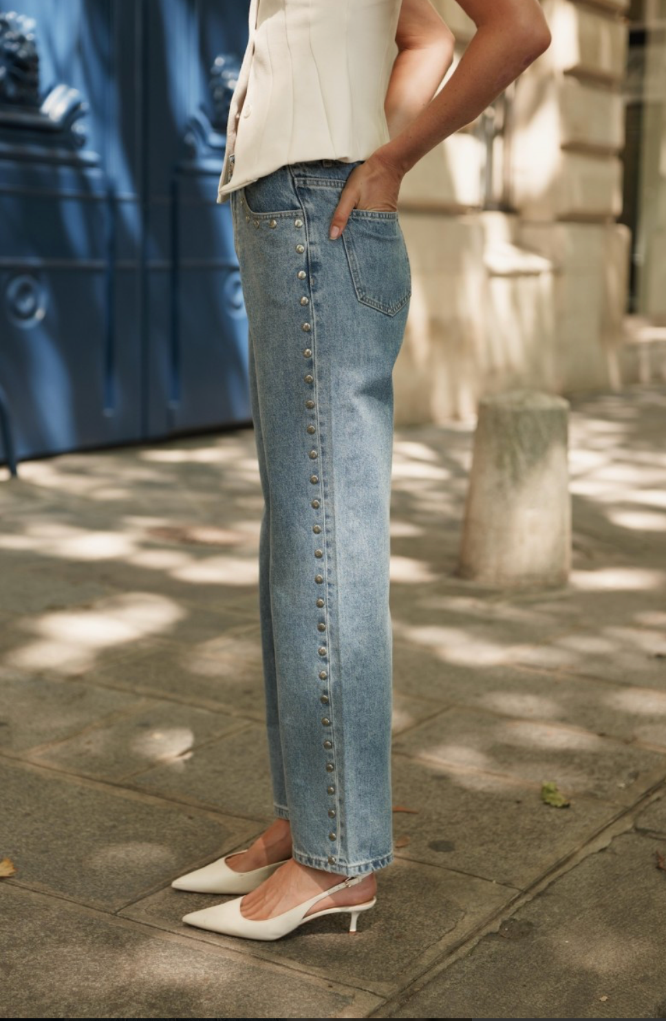 Jeans a vita media con borchie laterali