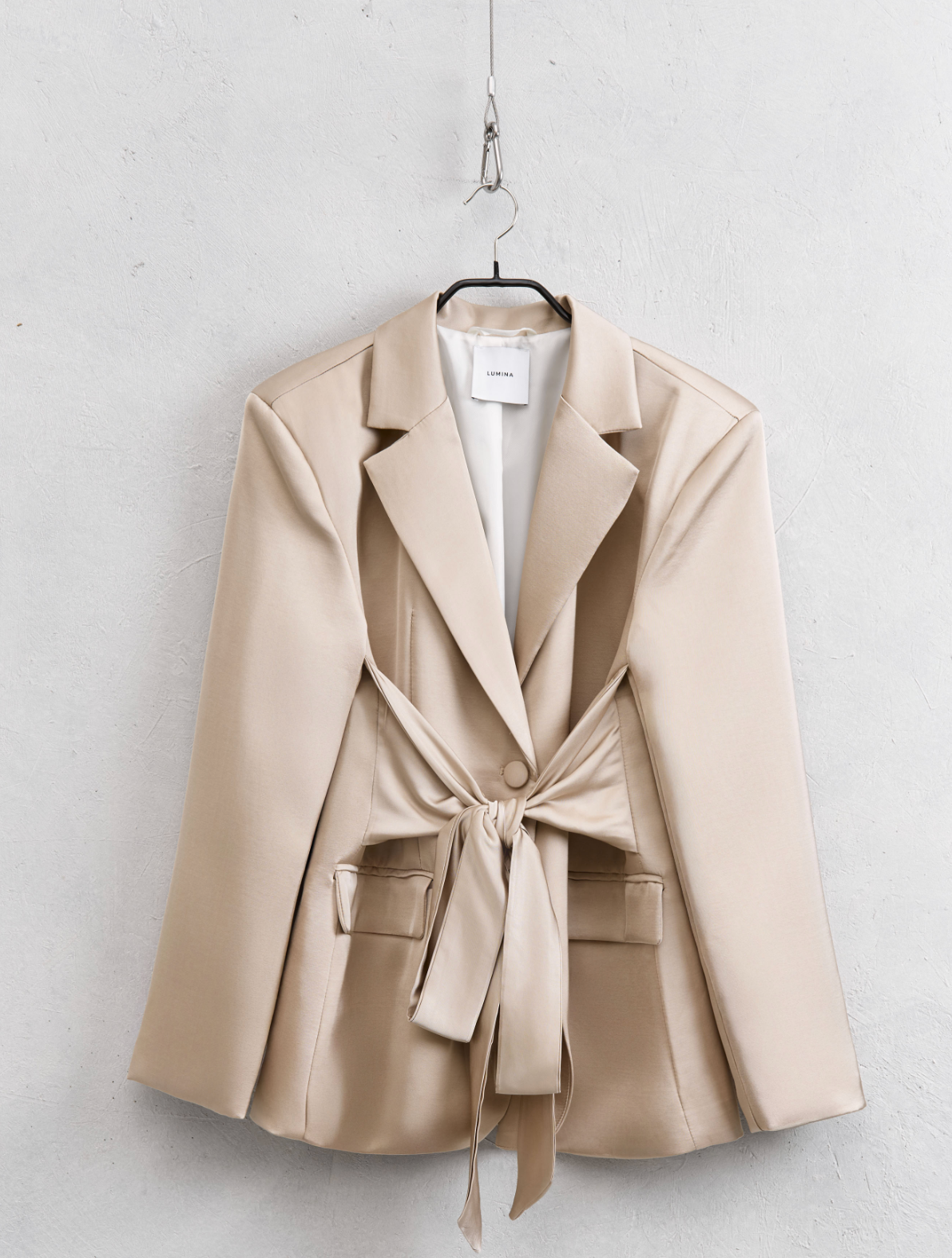 Blazer satinato con cintura in vita