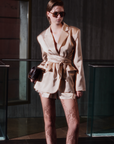 Blazer satinato con cintura in vita