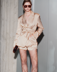 Blazer satinato con cintura in vita