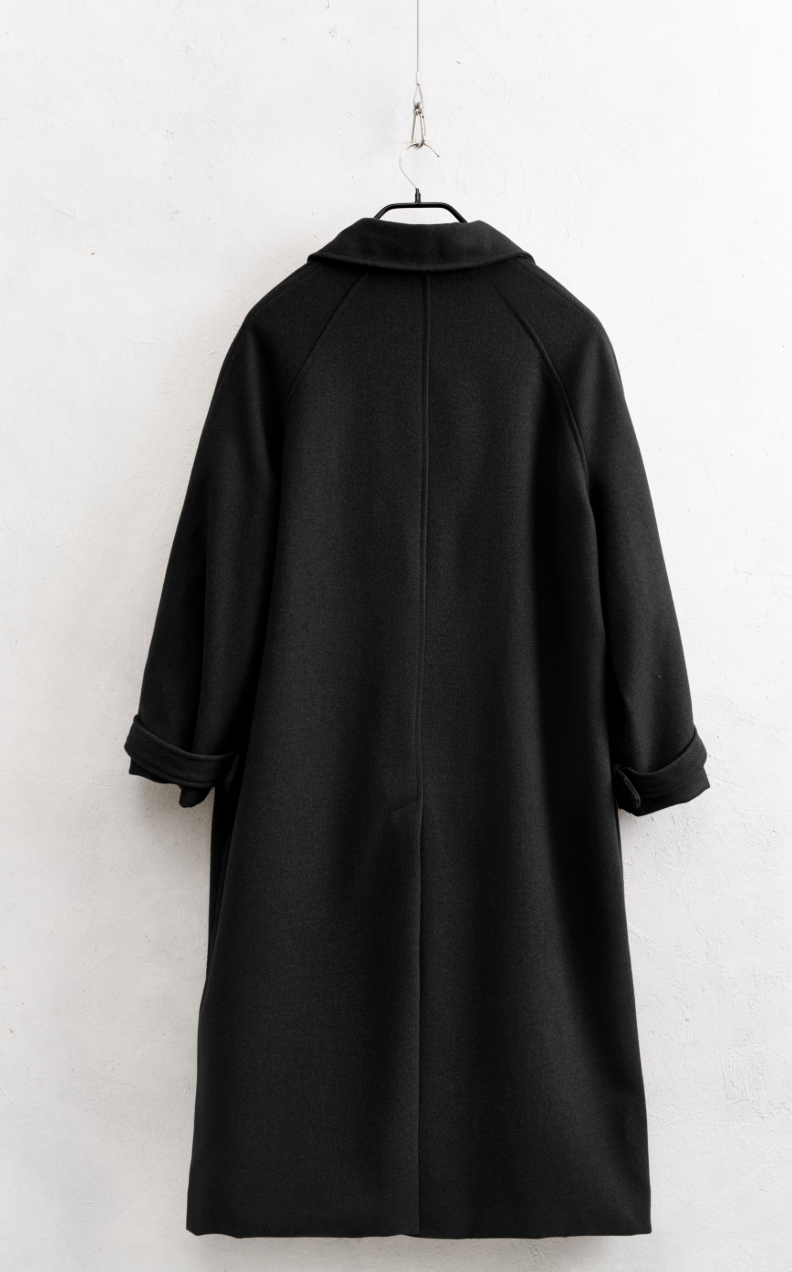 Cappotto lungo oversize con colletto strutturato