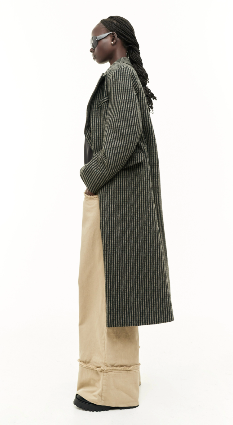 Cappotto lungo a righe con taglio oversize