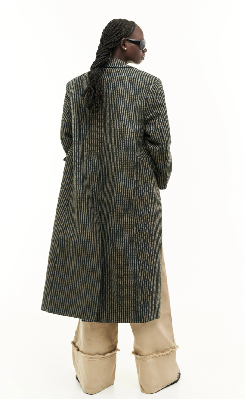 Cappotto lungo a righe con taglio oversize