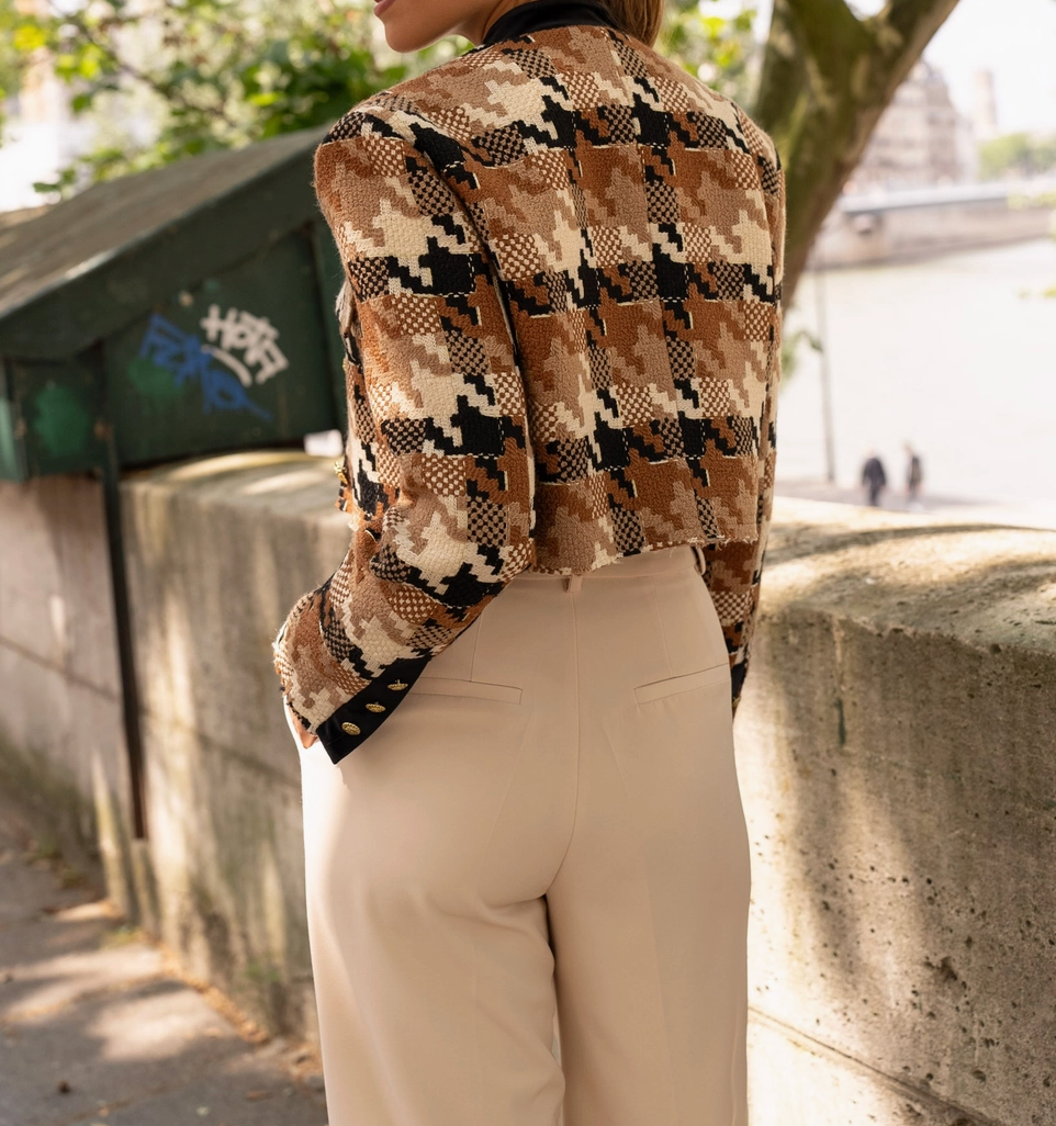 Giacca FIJAME cropped abbinata a pantaloni chiari