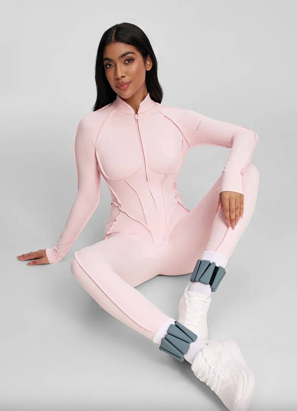 Dettaglio tuta intera bicolore Fijame con coppe integrate e zip frontale, tessuto stretch modellante
